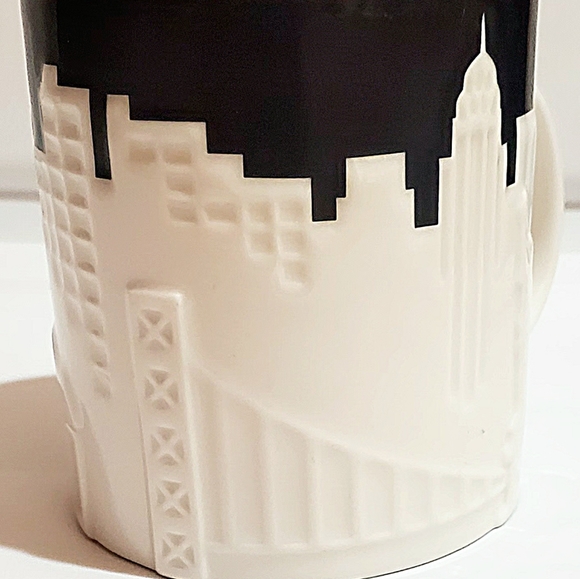 STARBUCKS COLLECTORS SERIES NEW YORK CITY LARGE 3D COFFEE MUG. 2012 - Picture 6 of 12
